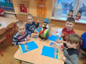 Dzieci z pracą plastyczną- Wróbelek Elemelek