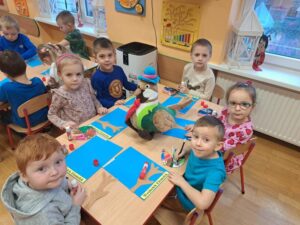 Dzieci z pracą plastyczną- Wróbelek Elemelek