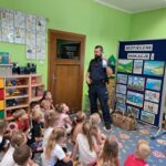 Bezpieczne wakacje, spotkanie przedszkolaków z policjantem