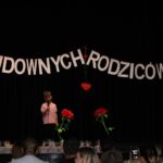 Dzieci z oddziału Biedronek i Motylków podczas występu dla mamy i taty