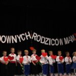 Dzieci z oddziału Biedronek i Motylków podczas występu dla mamy i taty