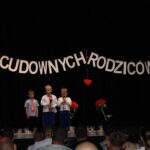 Dzieci z oddziału Biedronek i Motylków podczas występu dla mamy i taty