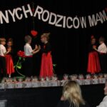 Dzieci z oddziału Biedronek i Motylków podczas występu dla mamy i taty