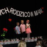 Dzieci z oddziału Biedronek i Motylków podczas występu dla mamy i taty
