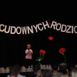 Dzieci z oddziału Biedronek i Motylków podczas występu dla mamy i taty