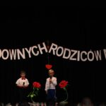 Dzieci z oddziału Biedronek i Motylków podczas występu dla mamy i taty