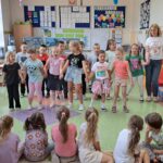 Dzieci z zerówki śpiewają piosenkę dla przedszkolaków