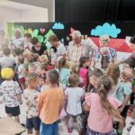 Przedszkolaki biorą udział w przedstawieniu Czerwony Kapturek