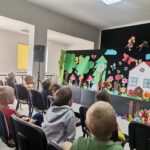 Przedszkolaki biorą udział w przedstawieniu Czerwony Kapturek