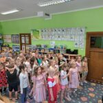 Przedszkolaki śpiewają piosenkę dla policjanta