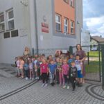 Przedszkolaki z nauczycielkami przed SP w Grębocicach