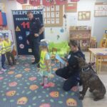 Dzieci z oddziału Krzydłowice dziękują funkcjonariuszom Policji