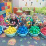 Dzieci segregują piłeczki wg koloru