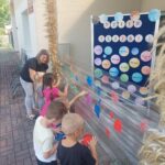 Dzieci malują kropki na folii
