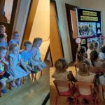 Dzieci oglądają film edukacyjny dot. bezpieczeństwa