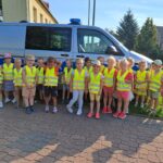 Dzieci z oddziału Biedronek przy busie policyjnym