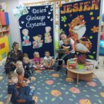 Mama przedszkolaka czyta dzieciom wiersz Jana Brzechwy