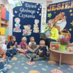 Mama przedszkolaka z Oddziału Krasnoludki czyta dzieciom wiersz Jana Brzechwy pt Żaba