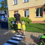 Pan Policjant ćwiczy z dziećmi przechodzenie przez przejście dla pieszych (3)
