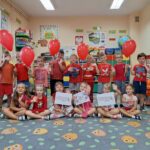 Przedszkolaki ubrane na czerwone biorą udział w akcji światowego dnia DUCHENNE