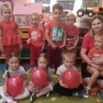 Przedszkolaki ubrane na czerwone biorą udział w akcji światowego dnia DUCHENNE