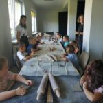 Przedszkolaki wykonują gliniane wytwory podczas zajęć ceramicznych