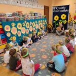 dzieci słuchają opowiadanie o wróbelku i słoneczniku