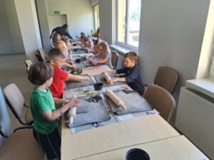 dzieci wałkują glinę