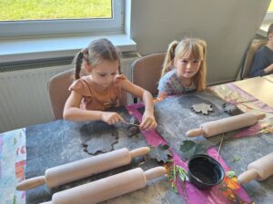 dzieci wycinają z gliny