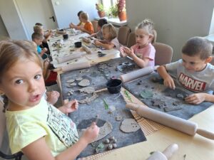 dzieci wykonują liście