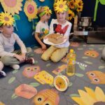 dzieci zapoznaja się z produtami, które zrobione są ze słonecznika