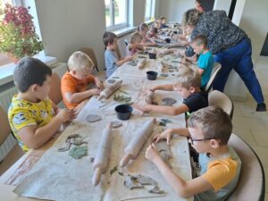 zabawy sensoryczne z gliną