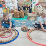 Chłopcy układają mandale z ziemniaków