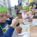 Dzieci doprawiają solą i pieprzem ziemniaki w sreberkach