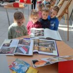 Dzieci oglądają książki o Janie Pawle II