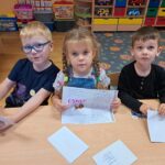 Dzieci oglądają listy i kartki pocztowe