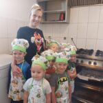 Dzieci pozują w kuchni świetlicy wiejskiej w Krzydłowicach