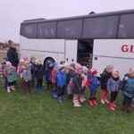Dzieci przy autobusie