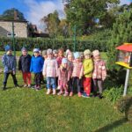Dzieci przy przedszkolnej stacji meteorologicznej