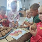 Dzieci sprawdzają chropowatość ziemniaków