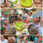 Dzieci sprawdzają czy jabłka toną w wodzie