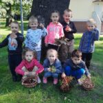 Dzieci z grupy Mrówki w parku z darami jesieni