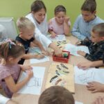 Dzieci z grupy Tulipanki malują skarpetki