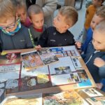 Dzieci z oddziału Biedronek oglądają książki o Janie Pawle II