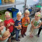 Dzieci z warzywami podczas wizyty w kuchni