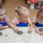 Dziewczynki wykonują własne arcydzieła z gliny