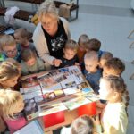 Katechetka pokazuje dzieciom eksponaty zgromadzone na wystawie
