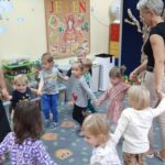 dzieci tanczą do piosenki Korale jesieni