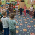 dzieci tańczą w kóółeczku