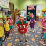 taniec przedszkolaków dookoła dziecka przebranego w jabłuszko